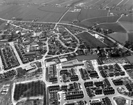 847539 Luchtfoto van het centrum van het oude dorp van Houten met centraal de Pleinkerk; op de achtergrond de T16, de ...